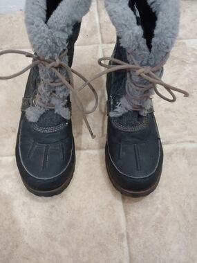Rock & Candy Danlea winter boots in a cozy grey faux fur lining size 9